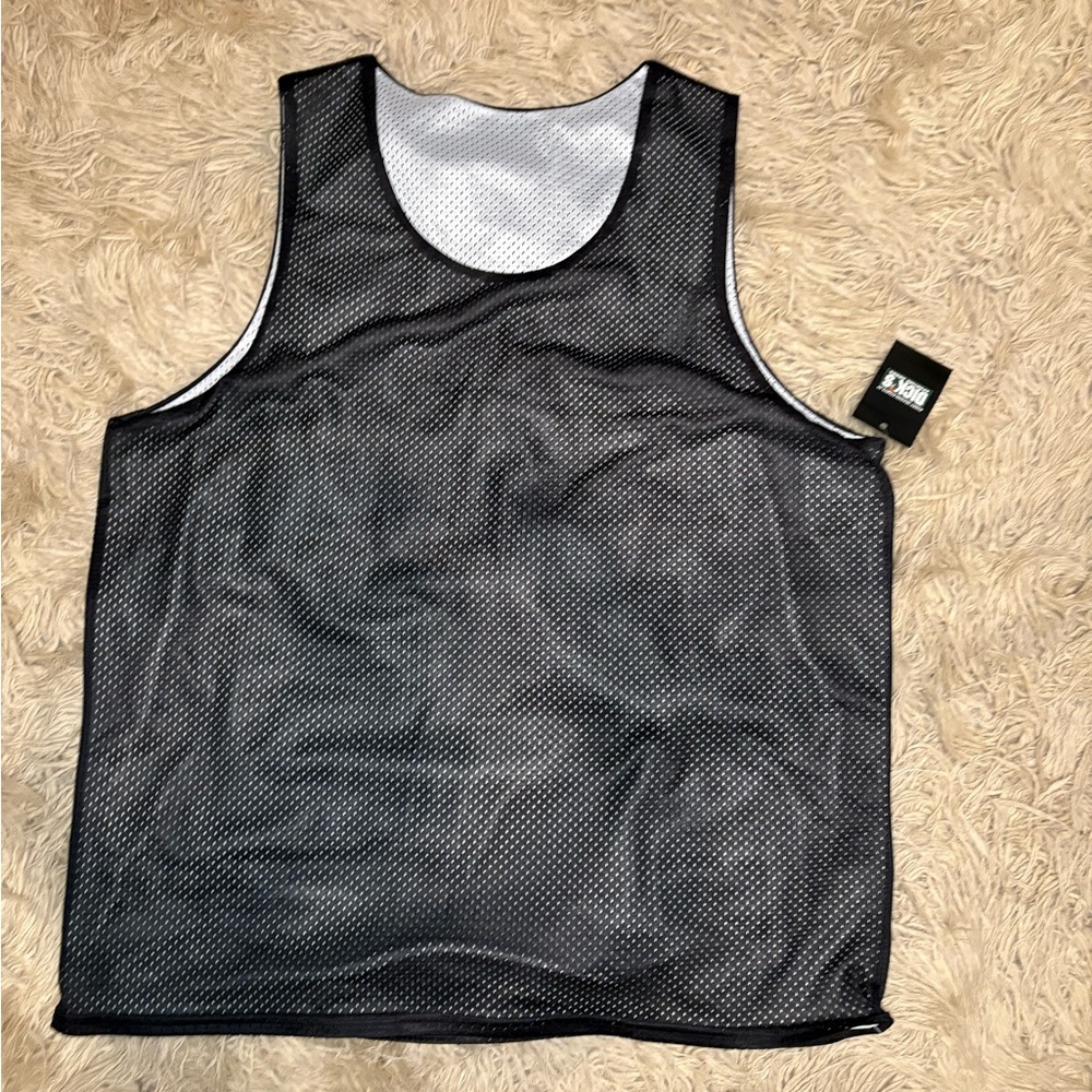 NWT Dick’s Sporting Goods Reversible Black/White Mesh Pinnie XL